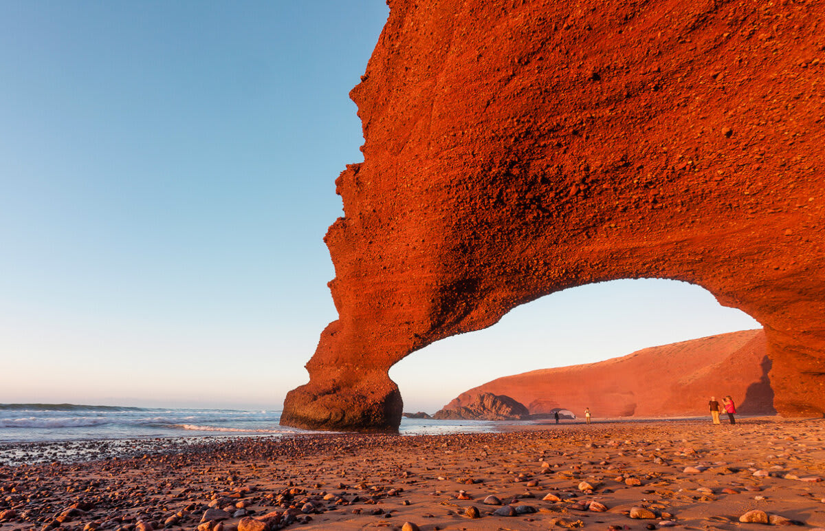 Depuis Agadir : Excursion d'une journée aux falaises rouges de Legzira et à la ville argentée de Tiznit avec déjeuner